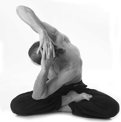 Иллюстрация к книге — Йога за 10 минут. Упражнения, которые вернут бодрость, омолодят тело, предотвратят болезни! [i_040.jpg]