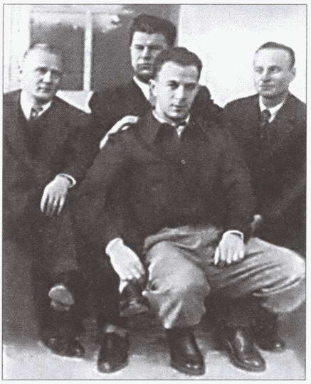 Иллюстрация к книге — С них начиналась разведка [i_031.jpg]