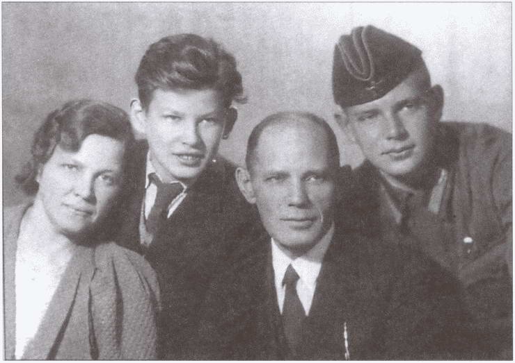 Иллюстрация к книге — С них начиналась разведка [i_044.jpg]