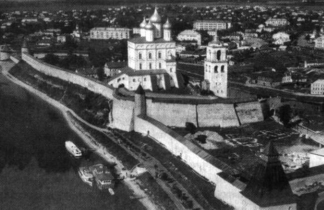 Иллюстрация к книге — Человек с яйцом. Жизнь и мнения Александра Проханова [i_012.jpg]