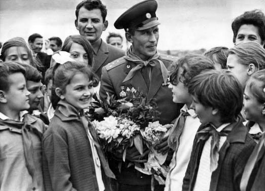 Иллюстрация к книге — Золотые звезды "Альфы" [i_004.jpg]