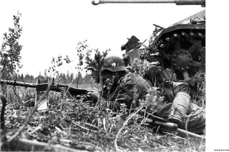 Иллюстрация к книге — Генерал из трясины. Судьба и история Андрея Власова. Анатомия предательства [i_028.jpg]