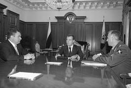 Иллюстрация к книге — Сердюков гейт. Мебель, женщины, миллиарды. Жизнь и нравы вредителей XXI века [i_012.jpg]