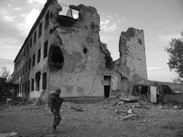 Иллюстрация к книге — Сердюков гейт. Мебель, женщины, миллиарды. Жизнь и нравы вредителей XXI века [i_018.jpg]