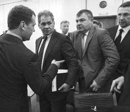 Иллюстрация к книге — Сердюков гейт. Мебель, женщины, миллиарды. Жизнь и нравы вредителей XXI века [i_037.jpg]