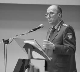 Иллюстрация к книге — Сердюков гейт. Мебель, женщины, миллиарды. Жизнь и нравы вредителей XXI века [i_070.jpg]