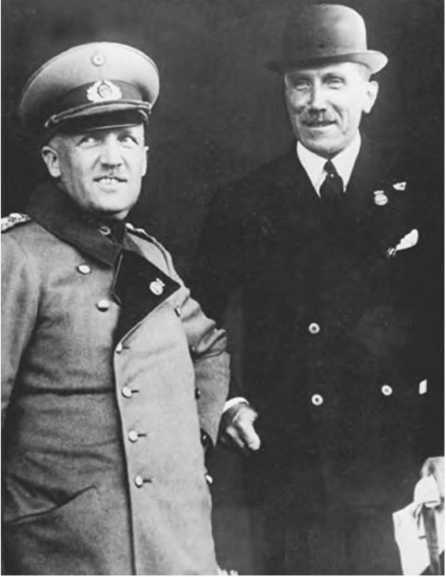 Иллюстрация к книге — Гитлеровская машина шпионажа. Военная и политическая разведка Третьего рейха. 1933-1945 [i_003.jpg]