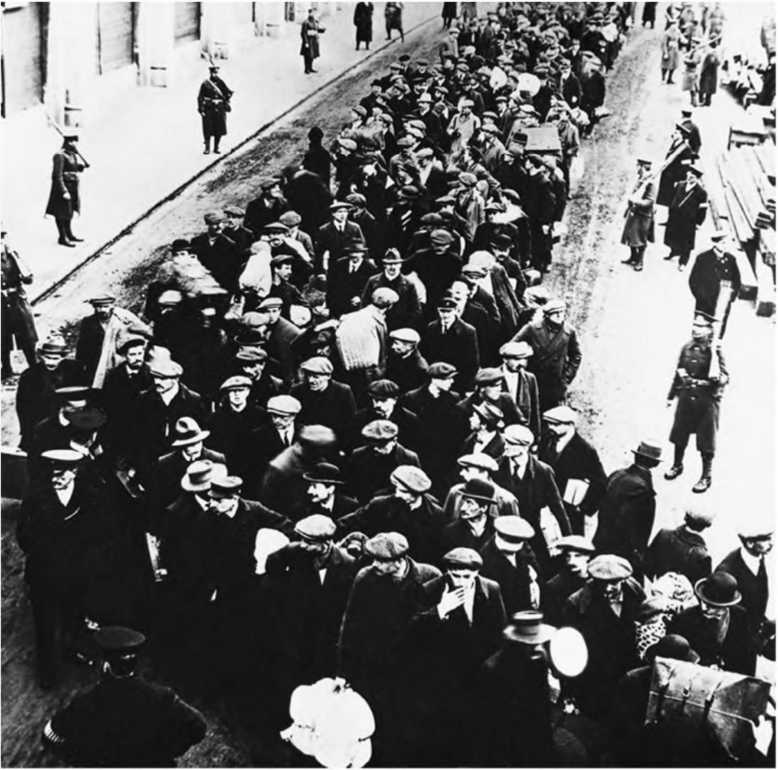 Иллюстрация к книге — Гитлеровская машина шпионажа. Военная и политическая разведка Третьего рейха. 1933-1945 [i_009.jpg]