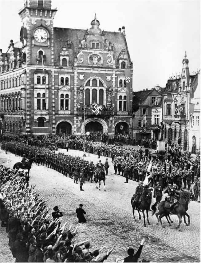 Иллюстрация к книге — Гитлеровская машина шпионажа. Военная и политическая разведка Третьего рейха. 1933-1945 [i_012.jpg]