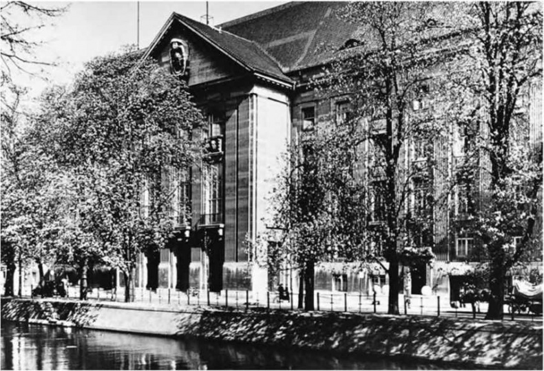 Иллюстрация к книге — Гитлеровская машина шпионажа. Военная и политическая разведка Третьего рейха. 1933-1945 [i_014.jpg]