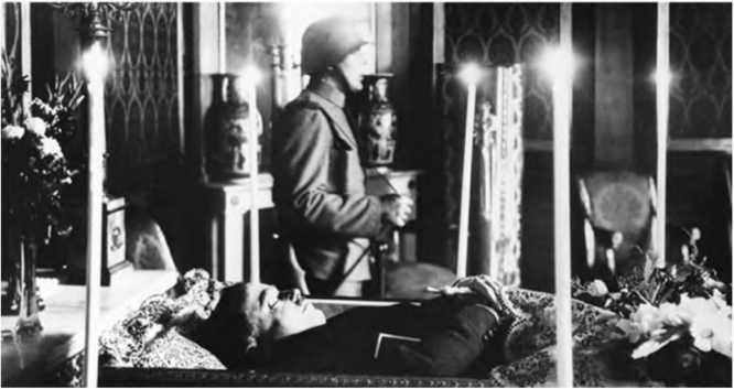 Иллюстрация к книге — Гитлеровская машина шпионажа. Военная и политическая разведка Третьего рейха. 1933-1945 [i_022.jpg]