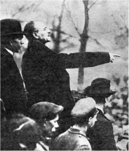 Иллюстрация к книге — Гитлеровская машина шпионажа. Военная и политическая разведка Третьего рейха. 1933-1945 [i_029.jpg]