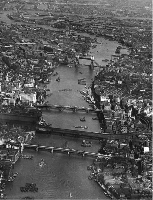 Иллюстрация к книге — Гитлеровская машина шпионажа. Военная и политическая разведка Третьего рейха. 1933-1945 [i_041.jpg]