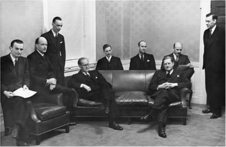 Иллюстрация к книге — Гитлеровская машина шпионажа. Военная и политическая разведка Третьего рейха. 1933-1945 [i_044.jpg]