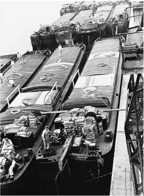 Иллюстрация к книге — Гитлеровская машина шпионажа. Военная и политическая разведка Третьего рейха. 1933-1945 [i_047.jpg]