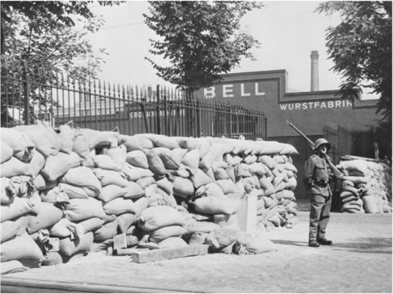 Иллюстрация к книге — Гитлеровская машина шпионажа. Военная и политическая разведка Третьего рейха. 1933-1945 [i_063.jpg]