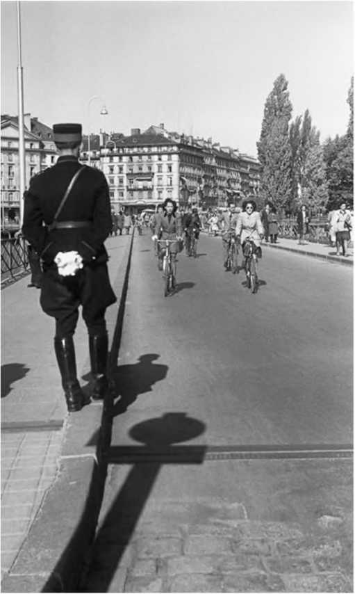 Иллюстрация к книге — Гитлеровская машина шпионажа. Военная и политическая разведка Третьего рейха. 1933-1945 [i_068.jpg]