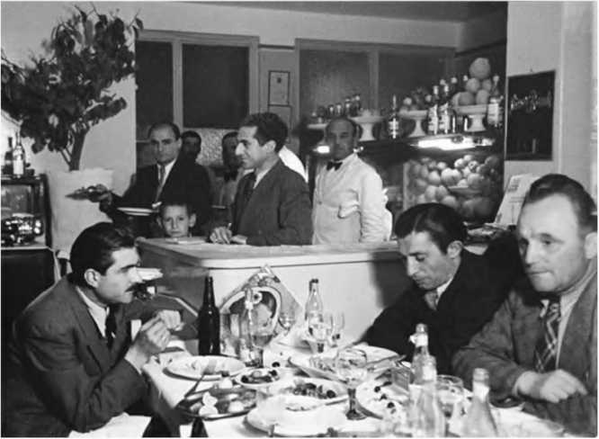 Иллюстрация к книге — Гитлеровская машина шпионажа. Военная и политическая разведка Третьего рейха. 1933-1945 [i_073.jpg]