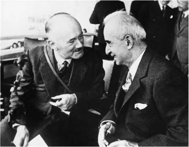 Иллюстрация к книге — Гитлеровская машина шпионажа. Военная и политическая разведка Третьего рейха. 1933-1945 [i_075.jpg]