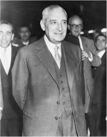 Иллюстрация к книге — Гитлеровская машина шпионажа. Военная и политическая разведка Третьего рейха. 1933-1945 [i_076.jpg]