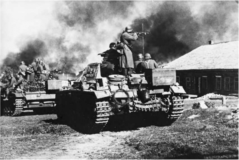 Иллюстрация к книге — Гитлеровская машина шпионажа. Военная и политическая разведка Третьего рейха. 1933-1945 [i_080.jpg]