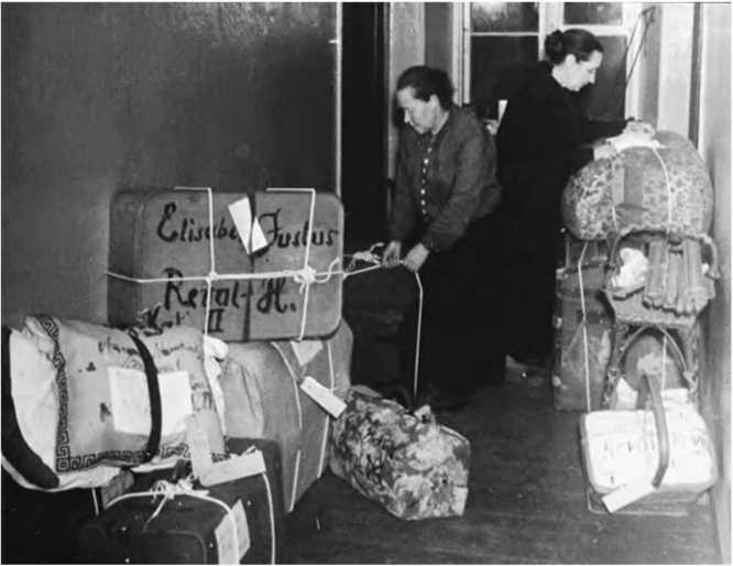 Иллюстрация к книге — Гитлеровская машина шпионажа. Военная и политическая разведка Третьего рейха. 1933-1945 [i_081.jpg]