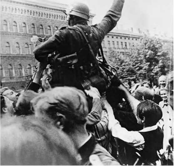 Иллюстрация к книге — Гитлеровская машина шпионажа. Военная и политическая разведка Третьего рейха. 1933-1945 [i_082.jpg]