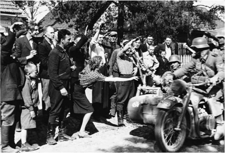 Иллюстрация к книге — Гитлеровская машина шпионажа. Военная и политическая разведка Третьего рейха. 1933-1945 [i_084.jpg]