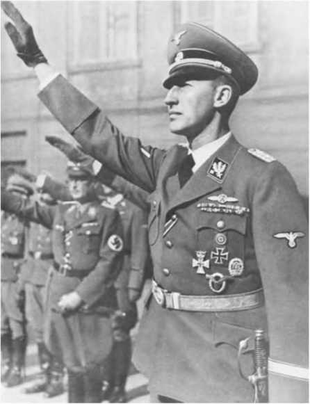 Иллюстрация к книге — Гитлеровская машина шпионажа. Военная и политическая разведка Третьего рейха. 1933-1945 [i_095.jpg]