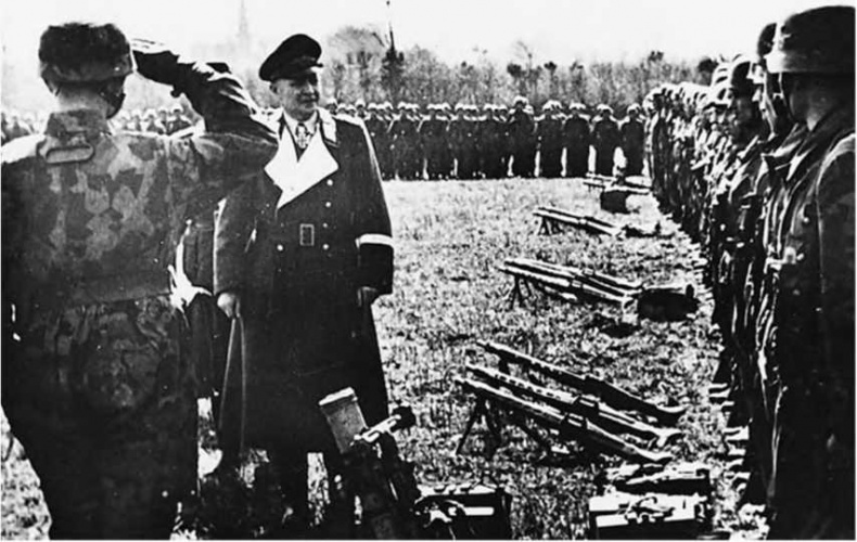 Иллюстрация к книге — Гитлеровская машина шпионажа. Военная и политическая разведка Третьего рейха. 1933-1945 [i_101.jpg]