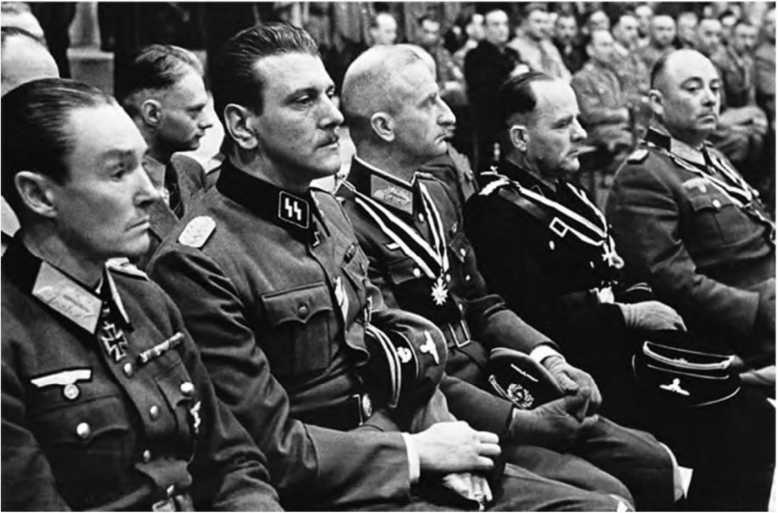 Иллюстрация к книге — Гитлеровская машина шпионажа. Военная и политическая разведка Третьего рейха. 1933-1945 [i_117.jpg]