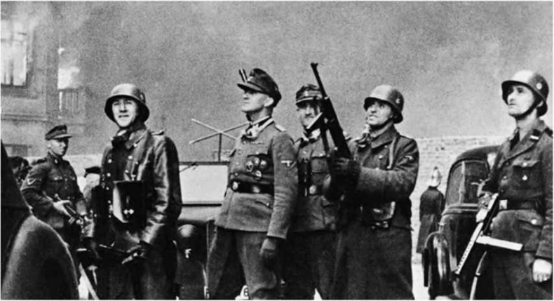 Иллюстрация к книге — Гитлеровская машина шпионажа. Военная и политическая разведка Третьего рейха. 1933-1945 [i_123.jpg]