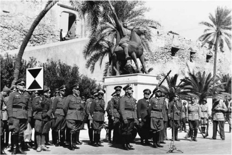 Иллюстрация к книге — Гитлеровская машина шпионажа. Военная и политическая разведка Третьего рейха. 1933-1945 [i_129.jpg]