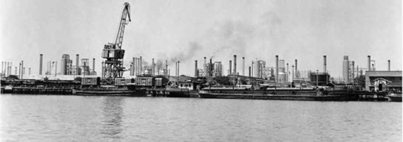 Иллюстрация к книге — Гитлеровская машина шпионажа. Военная и политическая разведка Третьего рейха. 1933-1945 [i_131.jpg]