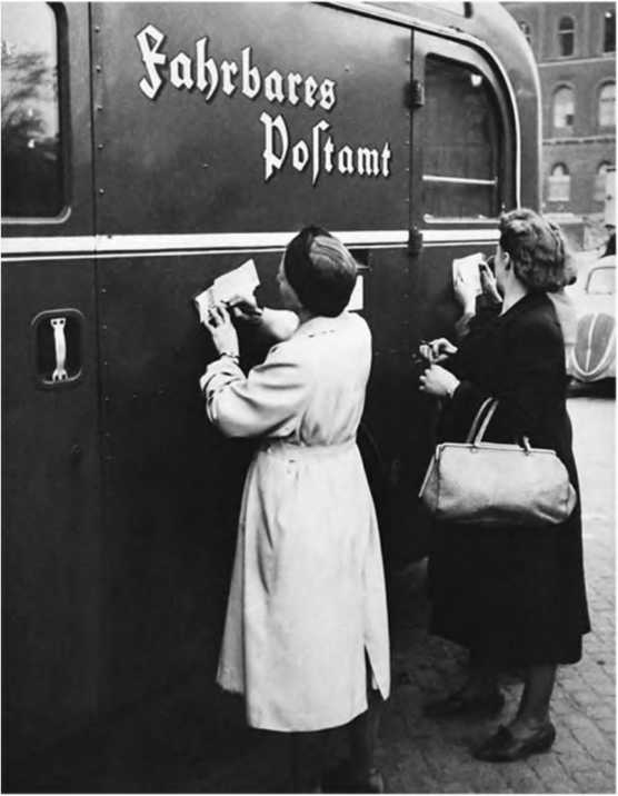 Иллюстрация к книге — Гитлеровская машина шпионажа. Военная и политическая разведка Третьего рейха. 1933-1945 [i_134.jpg]