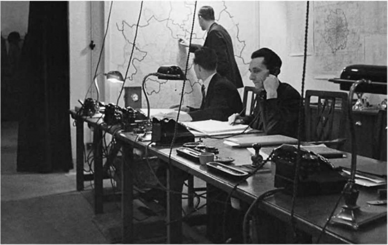 Иллюстрация к книге — Гитлеровская машина шпионажа. Военная и политическая разведка Третьего рейха. 1933-1945 [i_135.jpg]