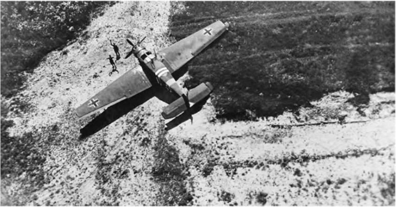 Иллюстрация к книге — Гитлеровская машина шпионажа. Военная и политическая разведка Третьего рейха. 1933-1945 [i_136.jpg]