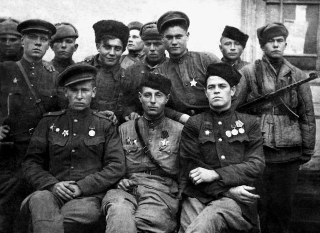 Иллюстрация к книге — Фронтовые разведчики. "Я ходил за линию фронта" [i_008.jpg]