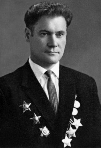 Иллюстрация к книге — Фронтовые разведчики. "Я ходил за линию фронта" [i_010.jpg]