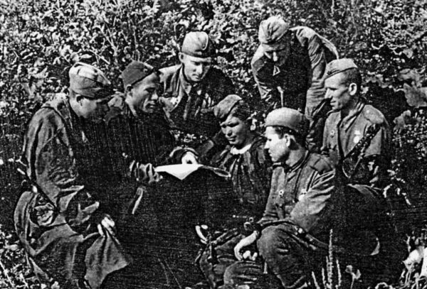 Иллюстрация к книге — Фронтовые разведчики. "Я ходил за линию фронта" [i_013.jpg]