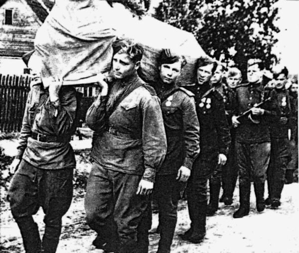 Иллюстрация к книге — Фронтовые разведчики. "Я ходил за линию фронта" [i_014.jpg]