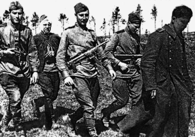 Иллюстрация к книге — Фронтовые разведчики. "Я ходил за линию фронта" [i_015.jpg]