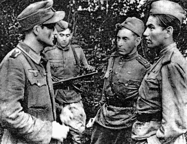 Иллюстрация к книге — Фронтовые разведчики. "Я ходил за линию фронта" [i_016.jpg]