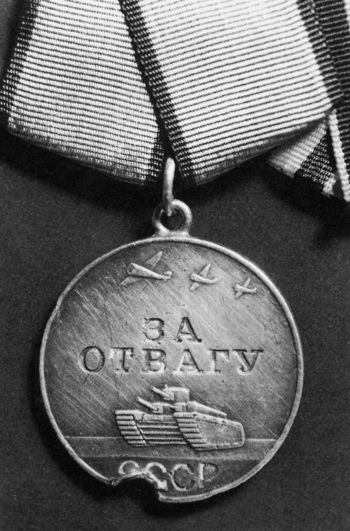 Иллюстрация к книге — Фронтовые разведчики. "Я ходил за линию фронта" [i_017.jpg]