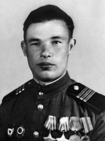 Иллюстрация к книге — Фронтовые разведчики. "Я ходил за линию фронта" [i_018.jpg]