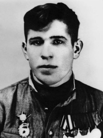 Иллюстрация к книге — Фронтовые разведчики. "Я ходил за линию фронта" [i_023.jpg]