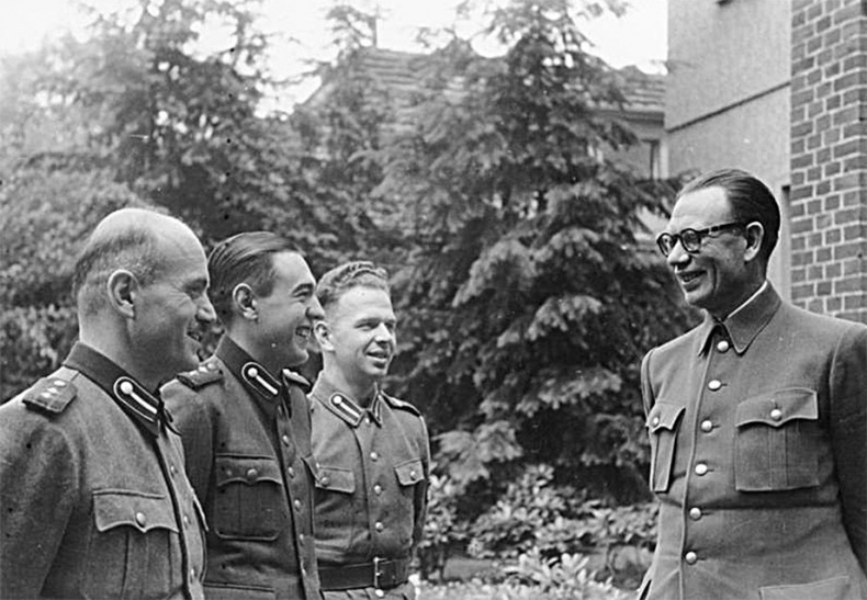 Иллюстрация к книге — РННА. Враг в советской форме [i_052.jpg]