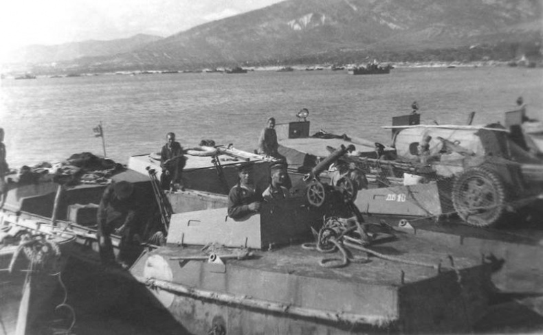 Иллюстрация к книге — Черноморский флот в Великой Отечественной войне. Краткий курс боевых действий [i_055.jpg]