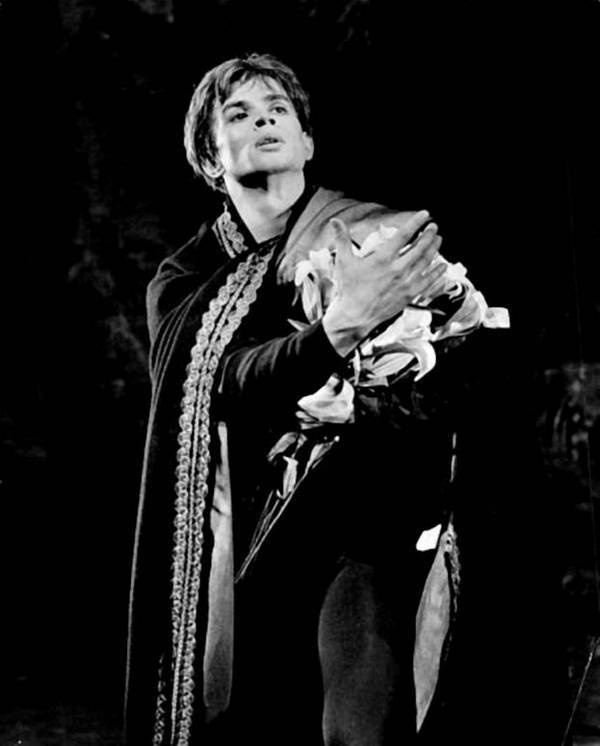 Иллюстрация к книге — Рудольф Нуреев. Я умру полубогом! [i_009.jpg]