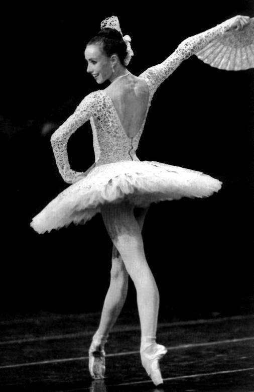 Иллюстрация к книге — Рудольф Нуреев. Я умру полубогом! [i_027.jpg]